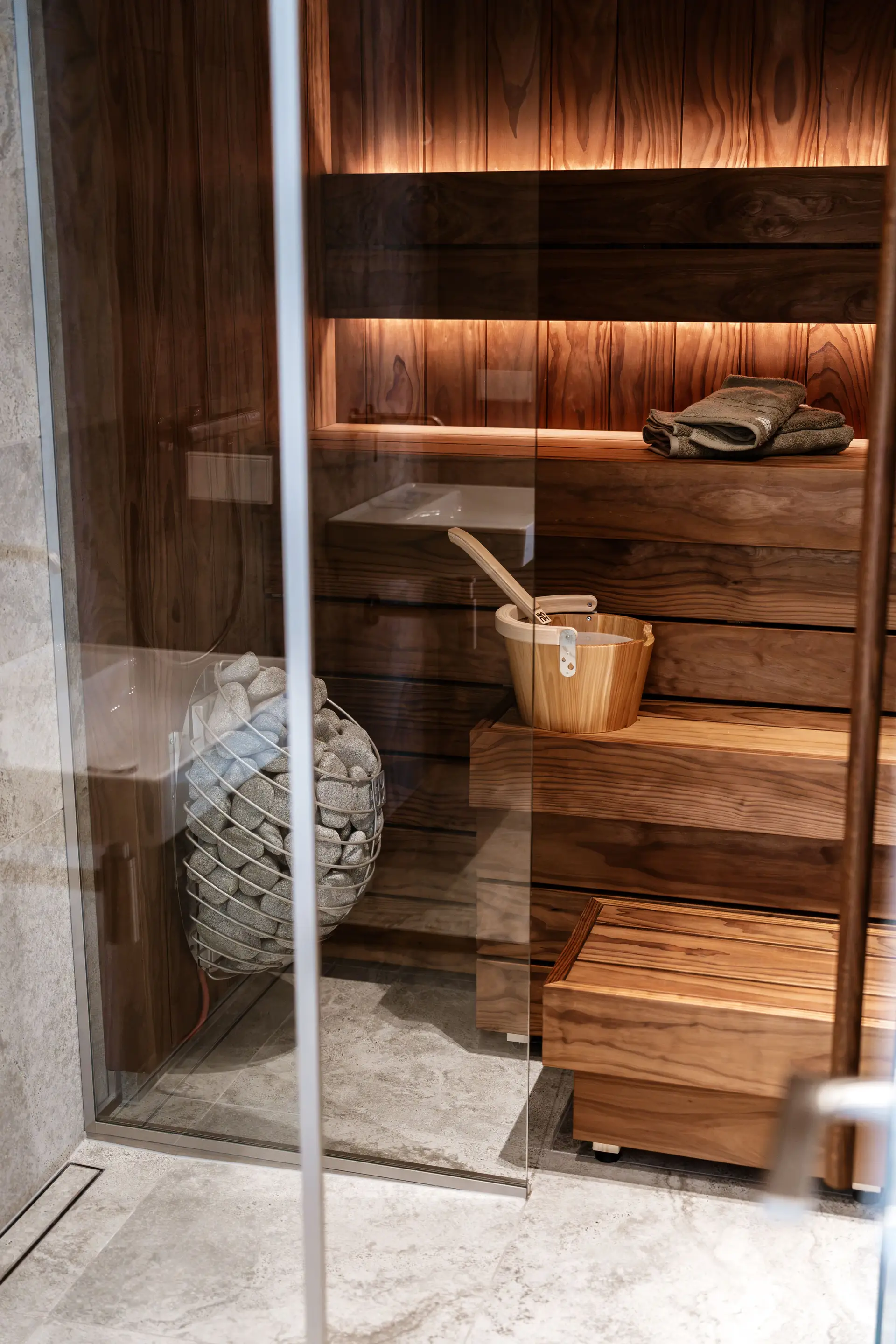Rauhoittava sauna ja kylpytila lempeällä hämärävalaistuksella