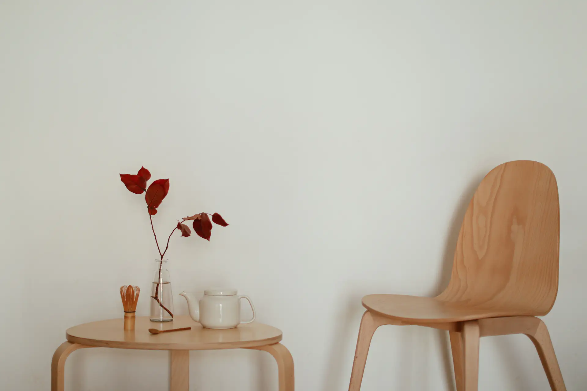 Luonnonmateriaaleja pöydällä pehmeässä hajavalossa minimalistisessa interiöörissä